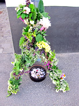 Kildefesten-Blumenschmuck durch Konfirmanden