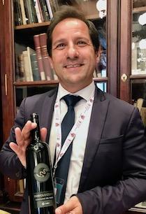 Dott. Gianluca Mulleri vom Weingut PILI serviert leckere Weine
